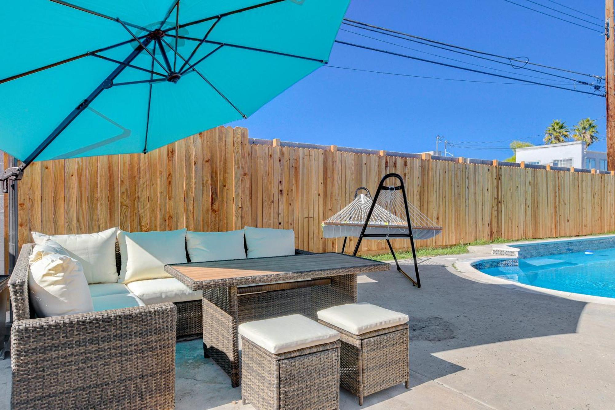 Lady Luck Oasis Large Pool Central Dogs Welcome Лас Вегас Екстериор снимка